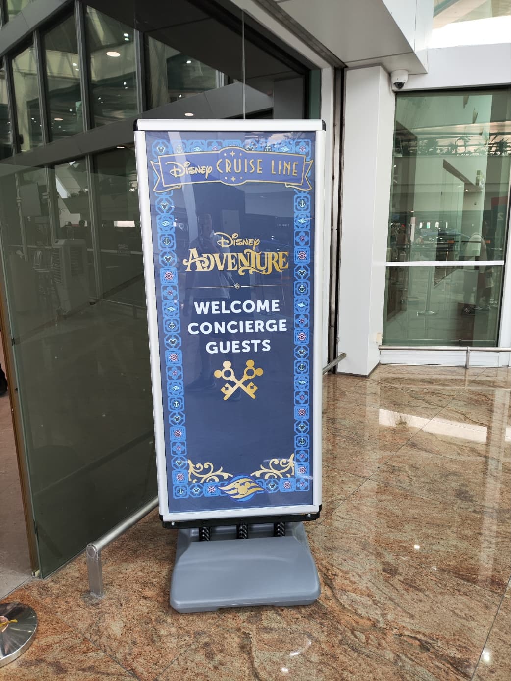 WELCOME CONCIERGE GUESTS라고 적힌 컨시어지 안내 표지