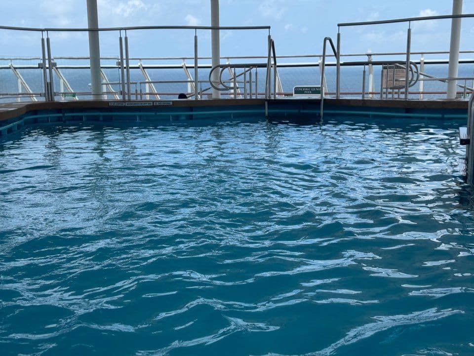 CONCIERGE LOUNGE POOL 표지가 보이는 수영장